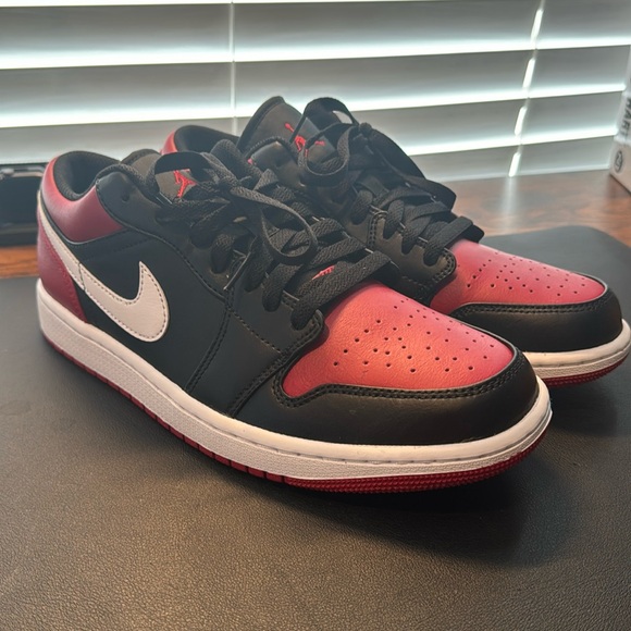 Jordan 1 Low Black/Red - Picture 1 of 7